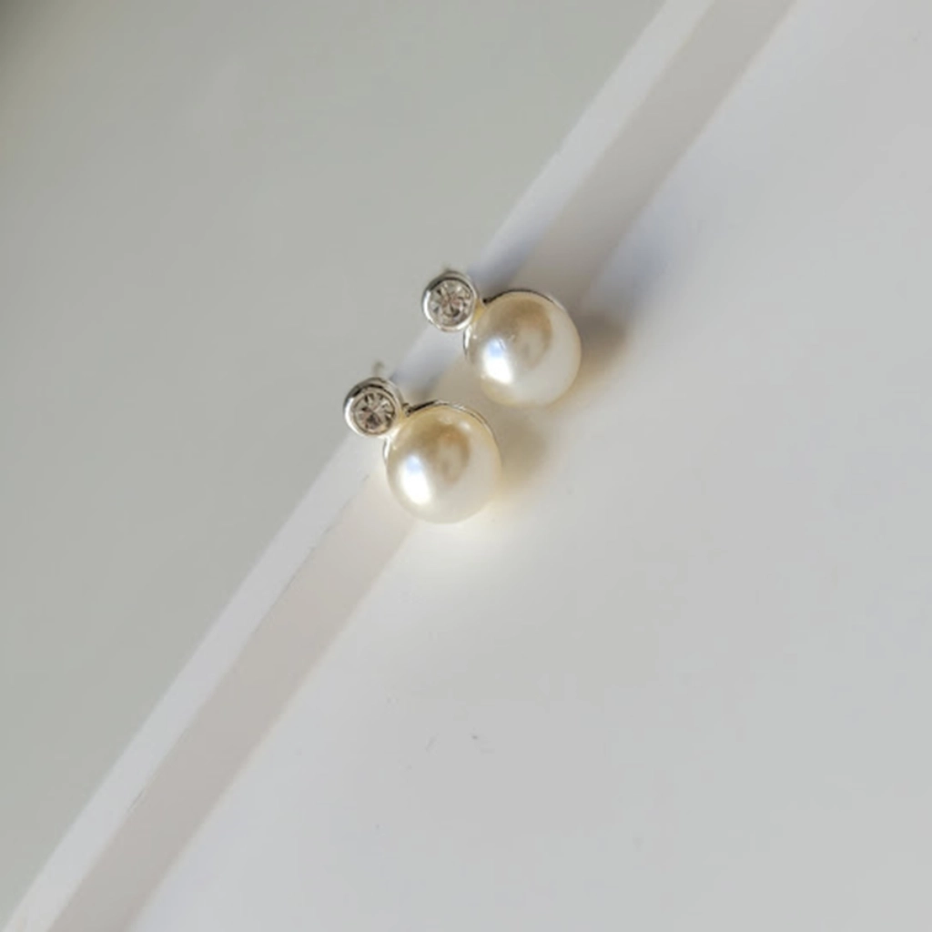Brinco Pérola com Ponto de Luz